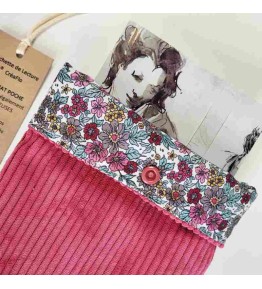 Pochette de lecture en velours rose pour protéger un livre lors du transport.