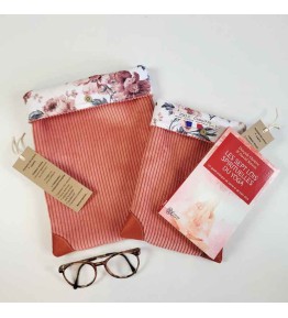 Pochette de lecture en velours mandarine avec rabat fleuri, confectionnée en petite série.