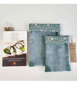 Pochette de lecture en velours bleu céladon, idéale pour protéger livres et supports de lecture.