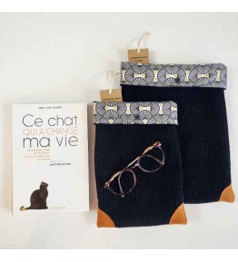 Pochette de lecture en velours noir avec motif géométrique et coins renforcés en suédine.