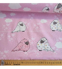 Gros oiseau sur ce tissu idéal pour confectionner un édredon bébé