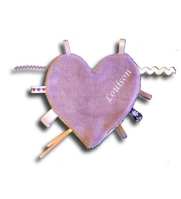 Doudou étiquettes coeur face mauve brodé blanc