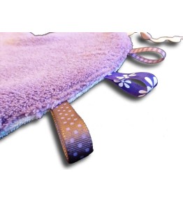 Doudou étiquettes coeur mauve et blanc détail
