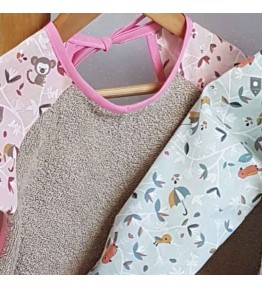 Détail Bavoir Manches Longues Rose ou Bleu - Motif Petits Zanimos